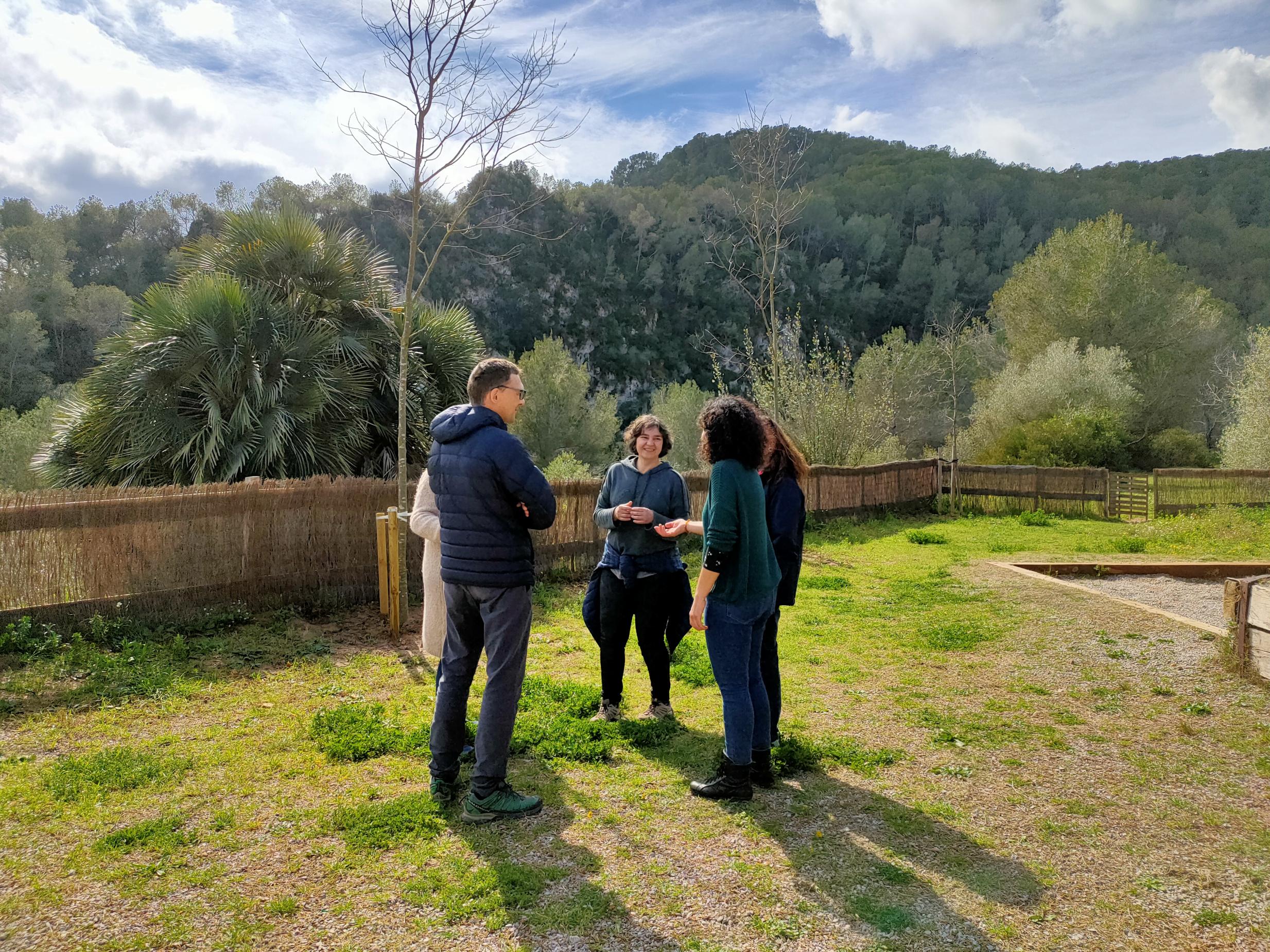 Persones a l'aire lliure durant un team building de Take Your Team al Parc del Foix entre el Penedès i Garraf