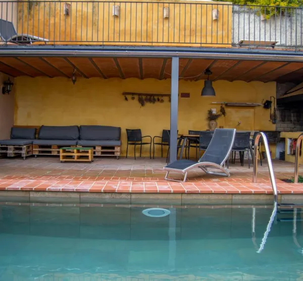 Pati exterior amb piscina