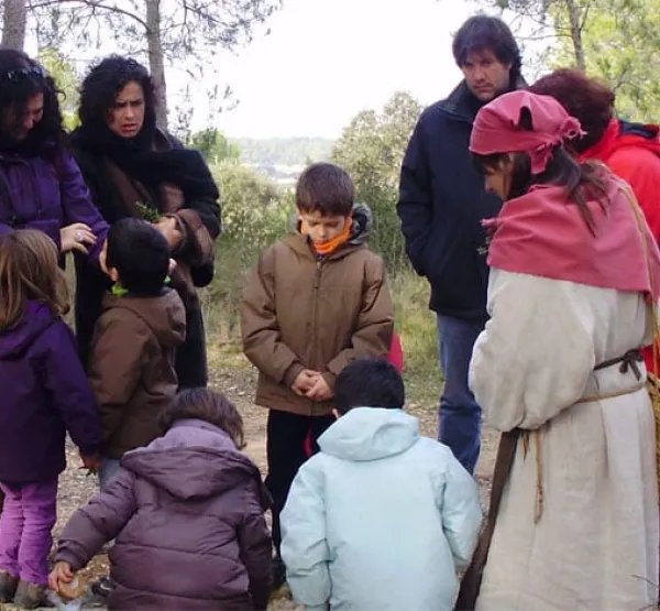 Guisla explicant a infants la funció d'una planta remeiera