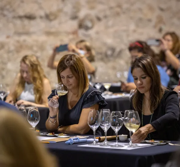 Maridatge harmonia de caves i aperitius gurmet vegans