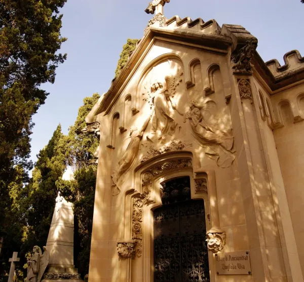 Cementiri de Vilafranca. Museoleu obre de Santiago Güell