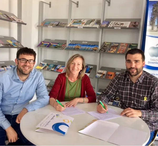 signatura conveni Oficina de Turisme de Cunit