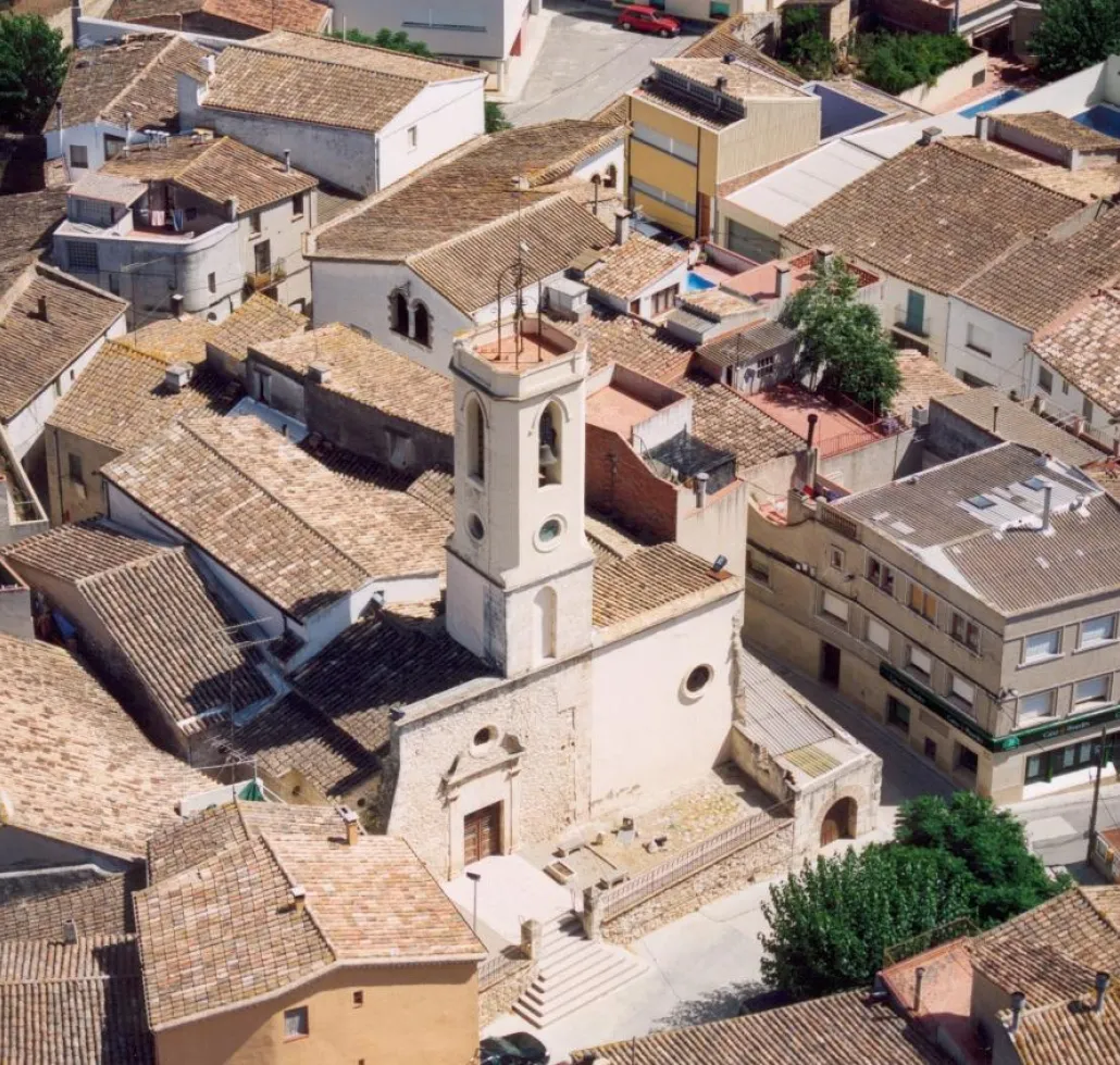 Vista aèria de l’església i el nucli antic