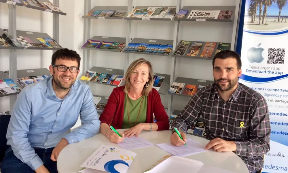 signatura conveni Oficina de Turisme de Cunit